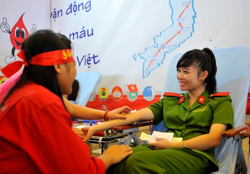 Học viên Dương Bích Hà Trang, lớp B11.d38 với 2 lần hiến máu